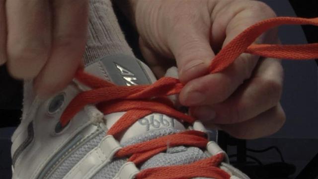 how-to-tie-your-shoelaces.WidePlayer